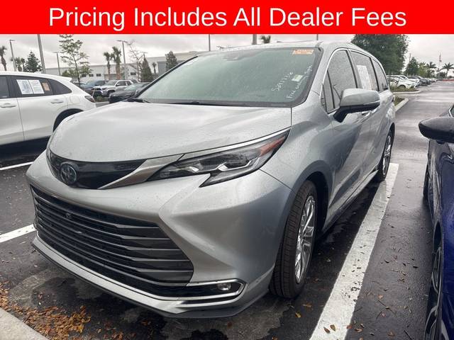 2022 Toyota Sienna Platinum FWD photo