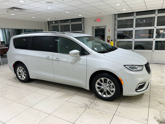 2021 Chrysler Pacifica Minivan Touring L FWD photo