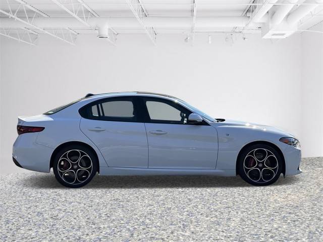 2022 Alfa Romeo Giulia Ti AWD photo