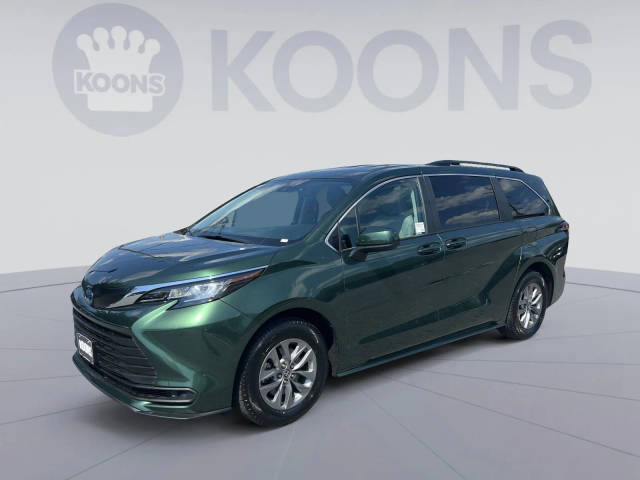 2022 Toyota Sienna LE FWD photo