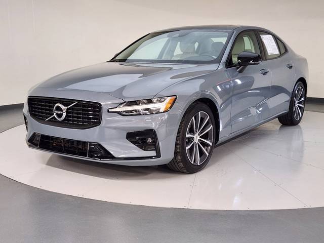 2022 Volvo S60 Momentum FWD photo