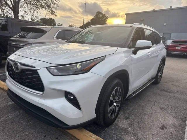 2022 Toyota Highlander XLE FWD photo