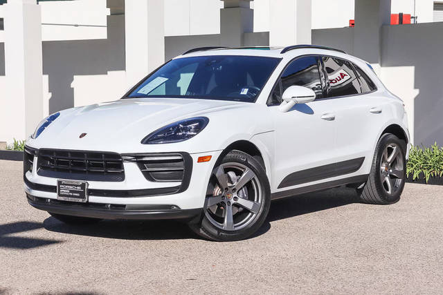 2022 Porsche Macan  AWD photo