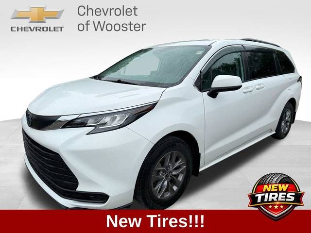 2022 Toyota Sienna LE FWD photo