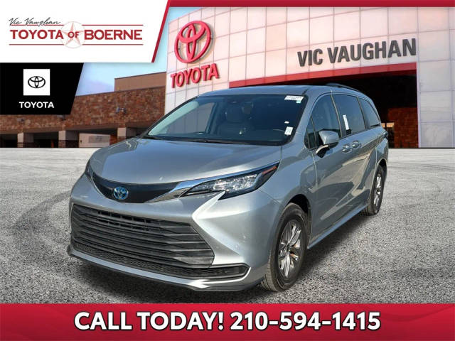 2022 Toyota Sienna LE FWD photo