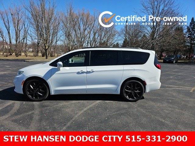 2021 Chrysler Pacifica Minivan Limited AWD photo