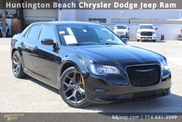 2021 Chrysler 300 Touring RWD photo