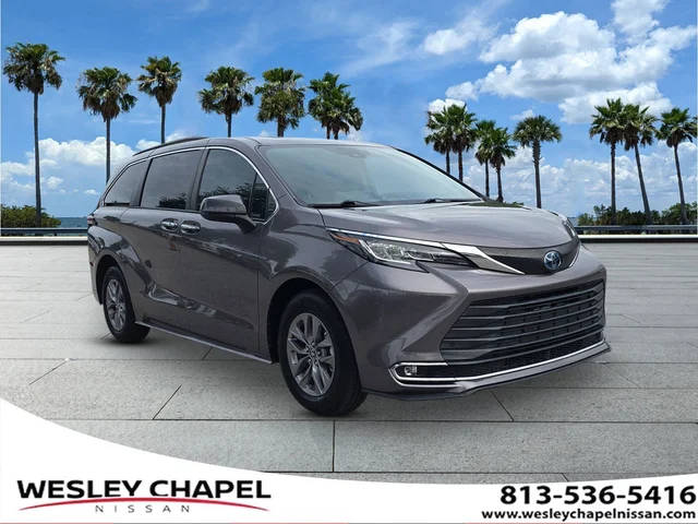 2022 Toyota Sienna XLE FWD photo