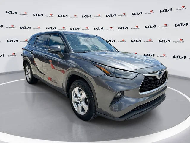 2022 Toyota Highlander Hybrid LE FWD photo