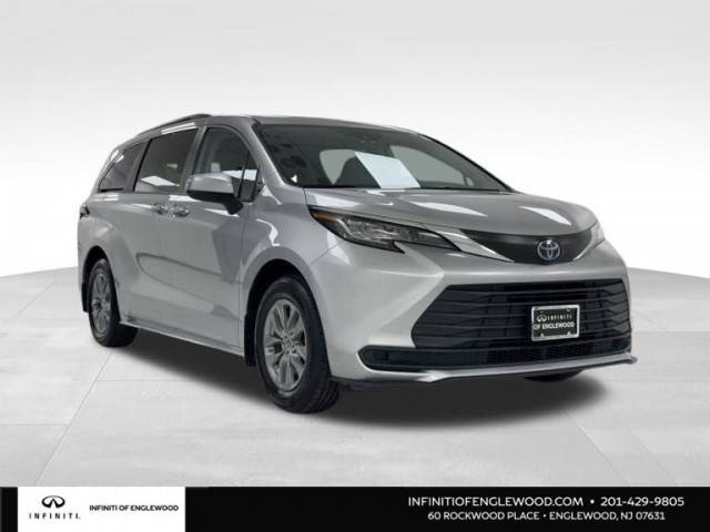 2022 Toyota Sienna LE FWD photo