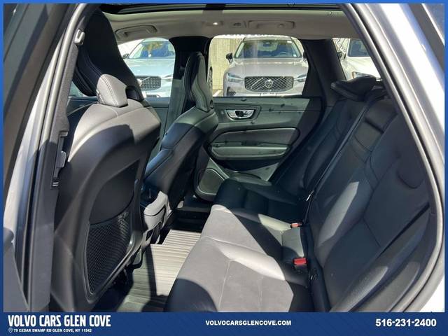 2022 Volvo XC60 Momentum AWD photo
