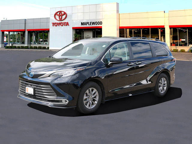 2022 Toyota Sienna XLE FWD photo