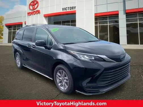 2022 Toyota Sienna LE AWD photo
