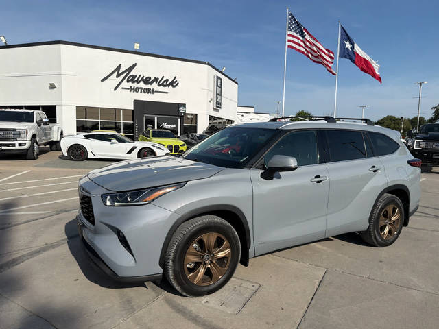 2022 Toyota Highlander Hybrid Bronze Edition AWD photo