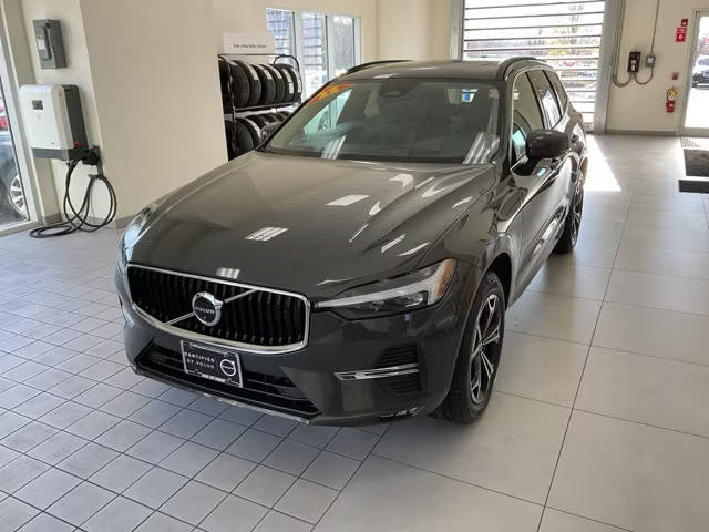 2022 Volvo XC60 Momentum AWD photo