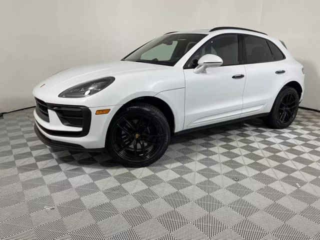 2022 Porsche Macan  AWD photo