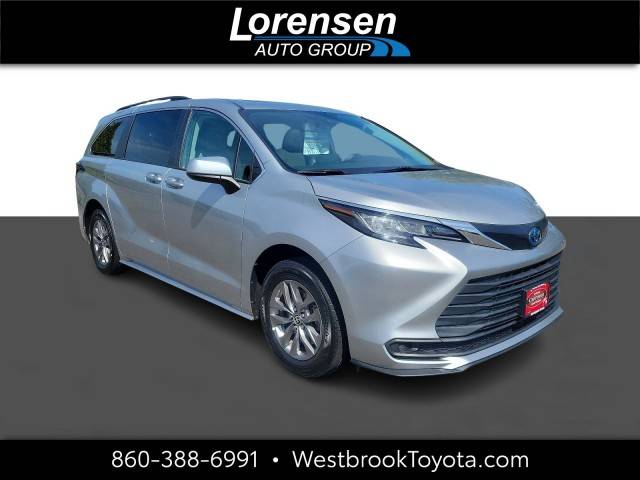 2022 Toyota Sienna LE FWD photo