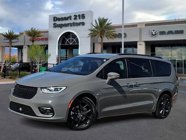 2021 Chrysler Pacifica Minivan Touring FWD photo