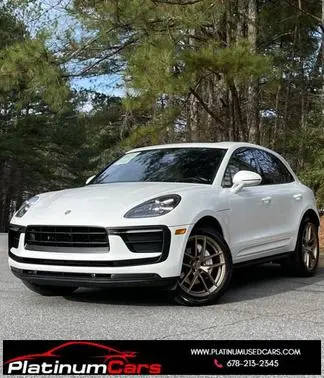 2022 Porsche Macan  AWD photo