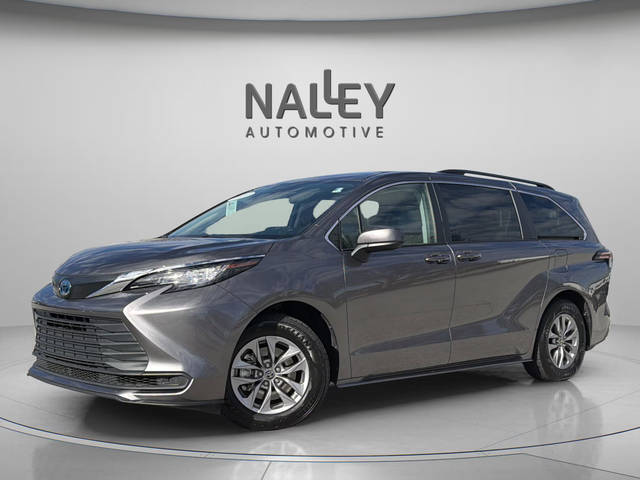 2022 Toyota Sienna LE FWD photo