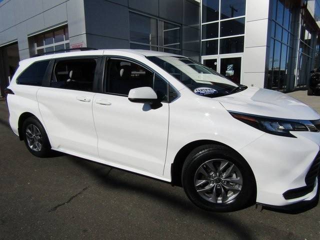 2022 Toyota Sienna LE FWD photo