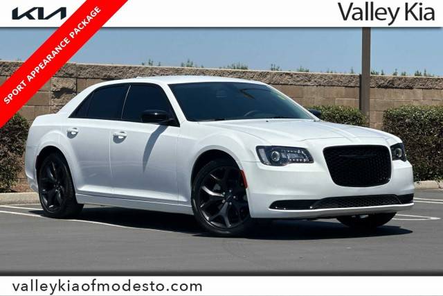 2021 Chrysler 300 Touring RWD photo