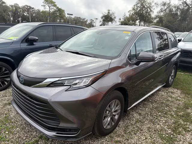 2022 Toyota Sienna LE FWD photo