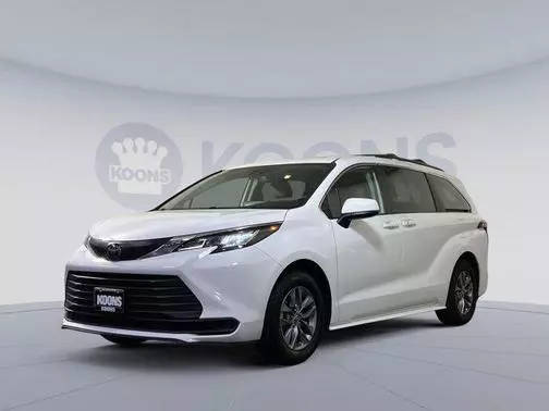 2022 Toyota Sienna LE FWD photo