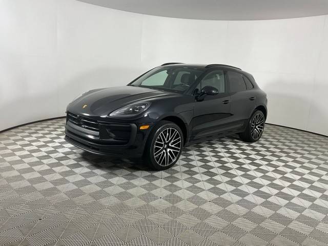 2022 Porsche Macan  AWD photo