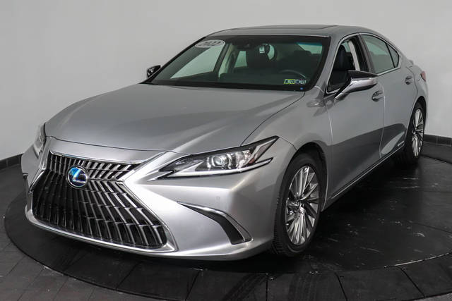 2022 Lexus ES ES 300h Luxury FWD photo