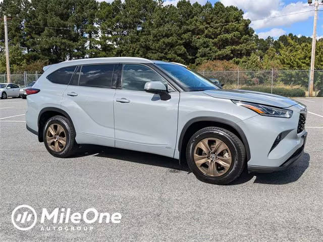 2022 Toyota Highlander Hybrid Bronze Edition AWD photo