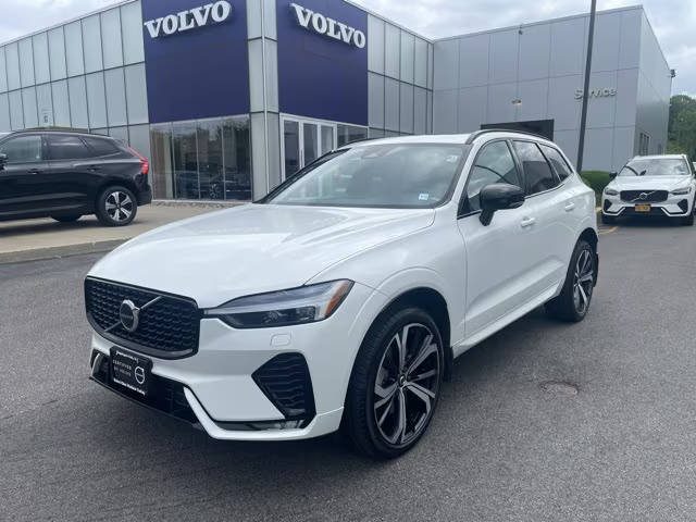 2022 Volvo XC60 R-Design AWD photo