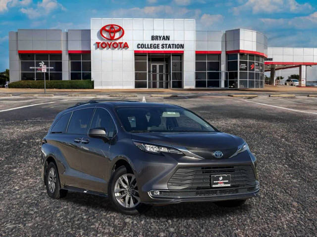 2022 Toyota Sienna XLE FWD photo
