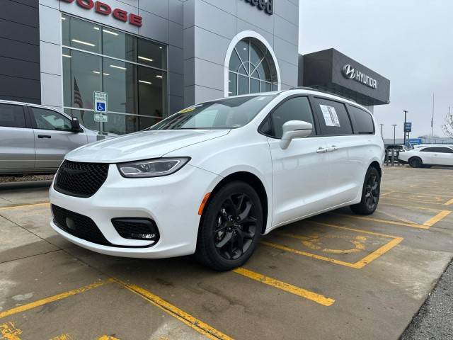 2021 Chrysler Pacifica Minivan Touring FWD photo