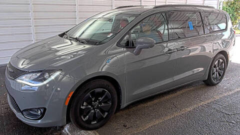 2020 Chrysler Pacifica Minivan Hybrid Red S FWD photo