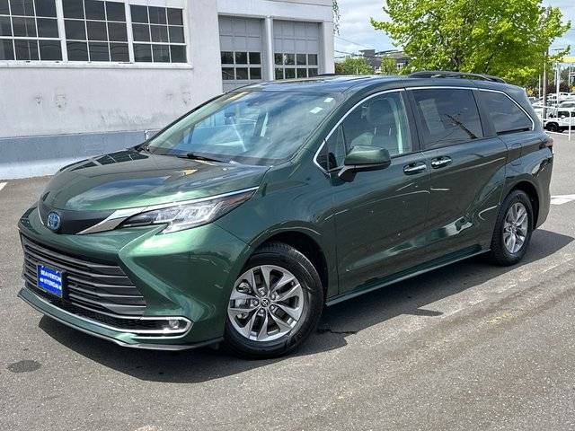 2022 Toyota Sienna XLE FWD photo
