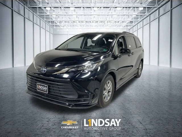 2022 Toyota Sienna LE FWD photo