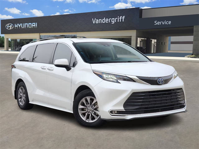 2022 Toyota Sienna XLE FWD photo