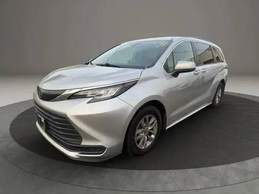 2022 Toyota Sienna LE FWD photo