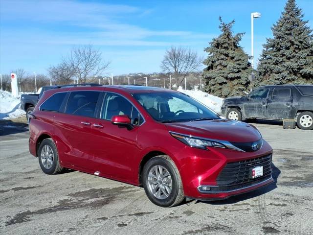 2022 Toyota Sienna XLE FWD photo
