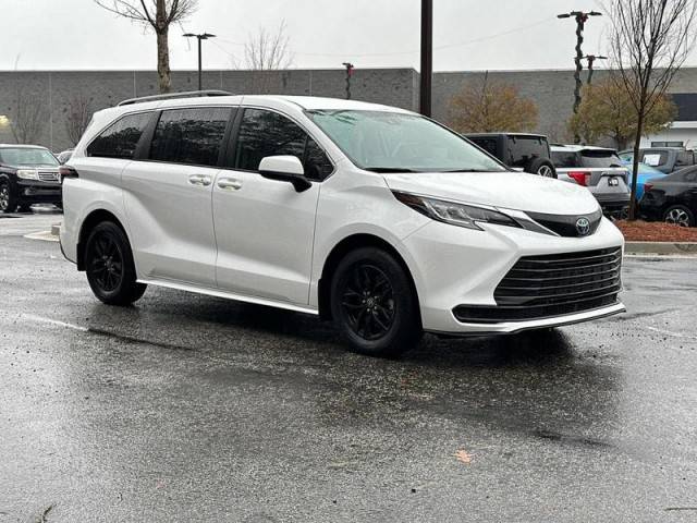 2022 Toyota Sienna LE FWD photo