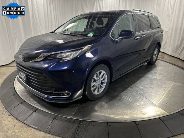 2022 Toyota Sienna XLE FWD photo