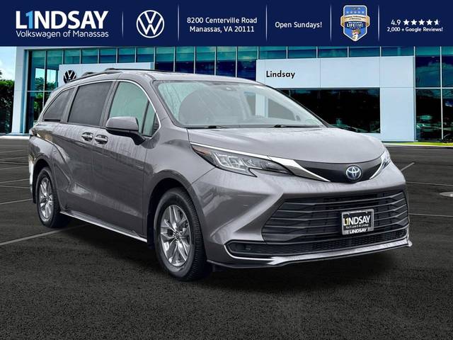 2022 Toyota Sienna LE FWD photo