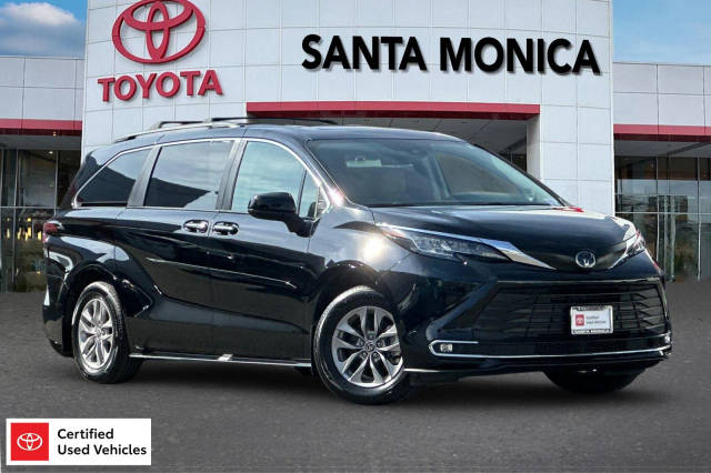 2022 Toyota Sienna XLE FWD photo