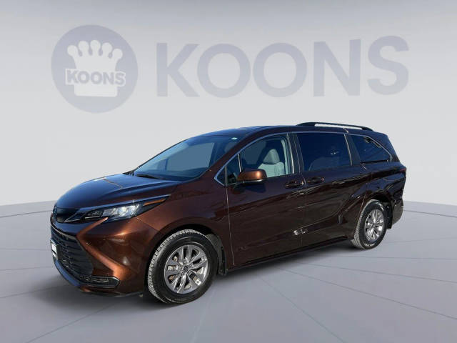 2022 Toyota Sienna LE FWD photo