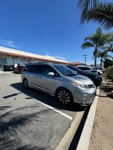 2018 Toyota Sienna Limited FWD photo