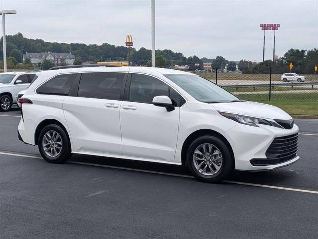 2022 Toyota Sienna LE FWD photo