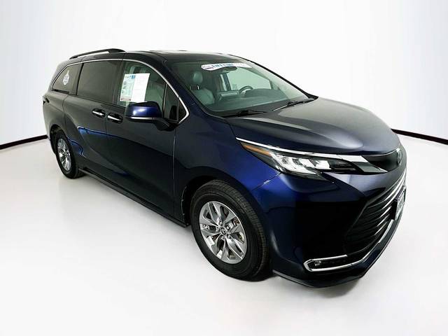 2022 Toyota Sienna XLE FWD photo