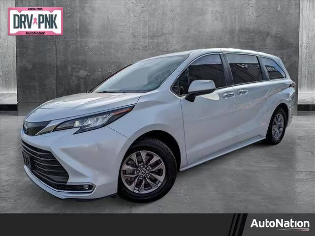 2022 Toyota Sienna XLE FWD photo