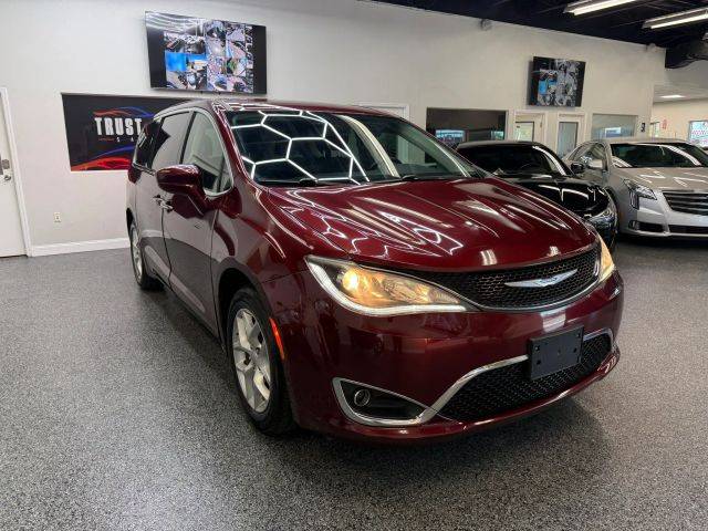 2020 Chrysler Pacifica Minivan Touring FWD photo